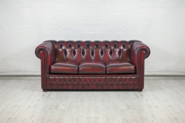 Kırmızı chesterfield kanepe
