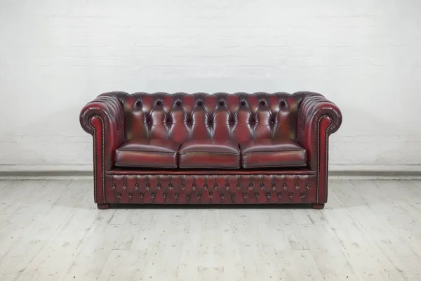 Röd chesterfield soffa — Stockfoto