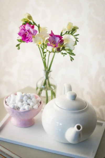 Dzbanek do herbaty i kwiaty — Zdjęcie stockowe