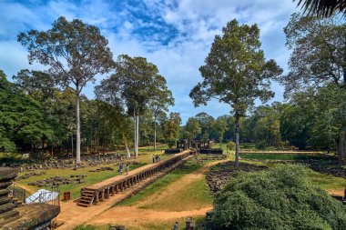 Siem Reap, Kamboçya - 13 Aralık 2014:View, Angkor Wat karmaşık Baphuon Tapınağı olduğunu popüler turistik, Angkor Wat Archaeological Park içinde Siem Reap, Kamboçya UNESCO Dünya Miras Listesi