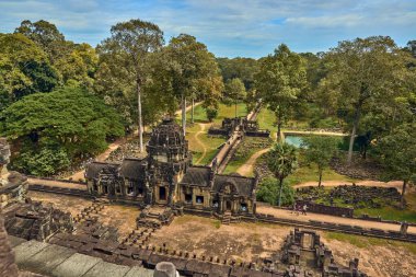 Siem Reap, Kamboçya - 13 Aralık 2014:View, Angkor Wat karmaşık Baphuon Tapınağı olduğunu popüler turistik, Angkor Wat Archaeological Park içinde Siem Reap, Kamboçya UNESCO Dünya Miras Listesi