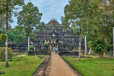 Siem Reap, Kamboçya - 13 Aralık 2014:View, Angkor Wat karmaşık Baphuon Tapınağı olduğunu popüler turistik, Angkor Wat Archaeological Park içinde Siem Reap, Kamboçya UNESCO Dünya Miras Listesi