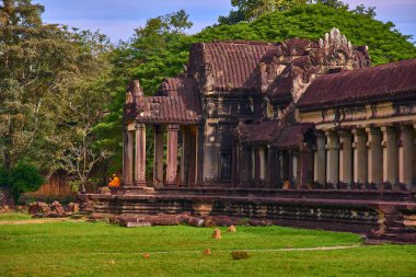 Siem Reap, Kamboçya - 13 Aralık 2014:Buddhist rahipler Angkor Wat karmaşık, popüler turistik, Angkor Wat Arkeoloji Parkı Siem Reap, Kamboçya Unesco Dünya Mirası'de