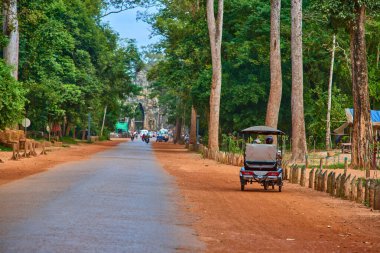 Siem Reap, Kamboçya - 13 Aralık 2014:Tuc-tuc Angkor Wat karmaşık üzerinde olduğunu popüler turistik, Angkor Wat Arkeoloji Parkı Siem Reap, Kamboçya Unesco Dünya '