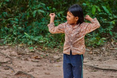 Siem Reap, Kamboçya - 13 Aralık 2014:Young kız Angkor Wat Tapınağı dışında turistlere Hatıra Eşyası satan
