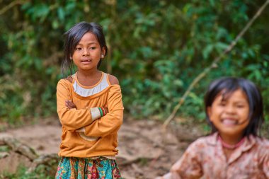 Siem Reap, Kamboçya - 13 Aralık 2014:Young kız Angkor Wat Tapınağı dışında turistlere Hatıra Eşyası satan