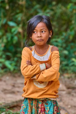 Siem Reap, Kamboçya - 13 Aralık 2014:Young kız Angkor Wat Tapınağı dışında turistlere Hatıra Eşyası satan