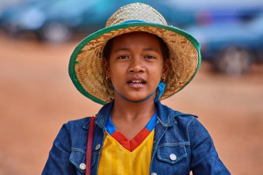 Siem Reap, Kamboçya - 13 Aralık 2014:Young kız Angkor Wat Tapınağı dışında turistlere Hatıra Eşyası satan