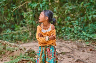 Siem Reap, Kamboçya - 13 Aralık 2014:Young kız Angkor Wat Tapınağı dışında turistlere Hatıra Eşyası satan