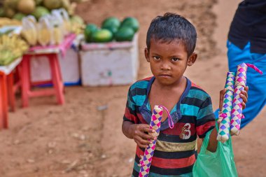 Siem Reap, Kamboçya - 13 Aralık 2014:Young çocuk Angkor Wat Tapınağı dışında turistlere Hatıra Eşyası satan