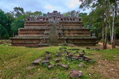 Angkor Thom kompleksindeki Prasat Phimeanakas tapınağı, Siem Reap 'teki Angkor Wat Arkeoloji Parkı, Kamboçya Unesco Dünya Mirası Alanı