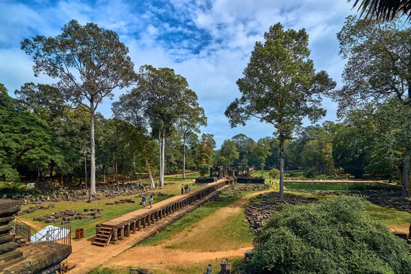 Siem Reap, Kamboçya - 13 Aralık 2014:View, Angkor Wat karmaşık Baphuon Tapınağı olduğunu popüler turistik, Angkor Wat Archaeological Park içinde Siem Reap, Kamboçya UNESCO Dünya Miras Listesi
