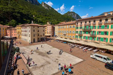 Riva del Garda limanına ve 4 Kasım 'da meydanı olan güzel Riva del Garda şehrine bakın.
