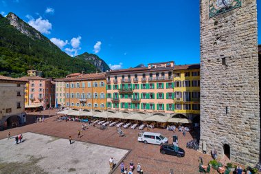 Riva del Garda limanına ve 4 Kasım 'da meydanı olan güzel Riva del Garda şehrine bakın.