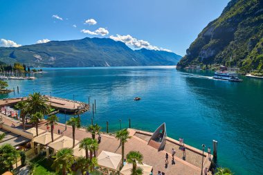 Riva del Garda, Lago di Garda, İtalya - 9 Eylül 2019: Riva del Garda limanı ve güzel Riva del Garda kasabası, Garda gölü, İtalya 'dan Riva del Garda limanı ve güzel Riva del Garda kasabası, Garda gölü