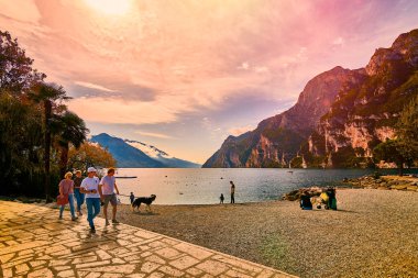 Riva del Garda, Lago di Garda, İtalya - 7 Ekim 2019: Riva del Garda 'da güzel ve renkli bir sonbahar, Garda Gölü dağlarla çevrili, Trentino Alto Adige bölgesi, Lago di garda, İtalya