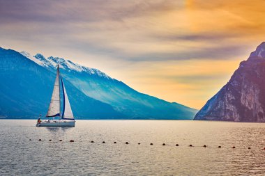 Riva del Garda 'da güzel ve renkli bir sonbahar, Garda Gölü dağlarla çevrili, Trentino Alto Adige bölgesi, Lago di garda, İtalya