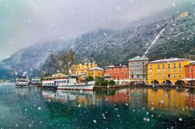 Dağlarla çevrili güzel Garda Gölü manzarası, Riva de