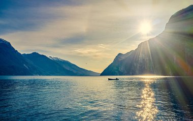 Riva del Garda 'da güzel ve renkli bir sonbahar, Garda Gölü dağlarla çevrili, Trentino Alto Adige bölgesi, Lago di garda, İtalya