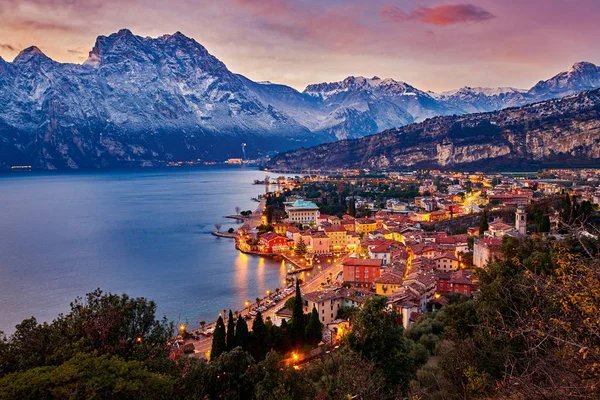 Torbole 'da güzel bir Panorama. Garda Gölü' nde küçük bir kasaba. Kışın gün batımında Garda Gölü 'nün etrafı dağlarla çevrili.