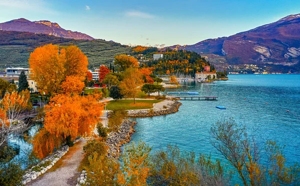 Riva del Garda 'da güzel ve renkli bir sonbahar, Garda Gölü dağlarla çevrili, Trentino Alto Adige bölgesi, Lago di garda, İtalya
