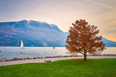 Riva del Garda 'da güzel ve renkli bir sonbahar, Garda Gölü dağlarla çevrili, Trentino Alto Adige bölgesi, Lago di garda, İtalya