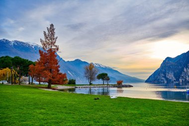 Riva del Garda 'da güzel ve renkli bir sonbahar, Garda gölü surr
