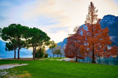 Riva del Garda 'da güzel ve renkli bir sonbahar, Garda Gölü dağlarla çevrili, Trentino Alto Adige bölgesi, Lago di garda, İtalya