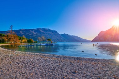 Riva del Garda 'da güzel ve renkli bir sonbahar, Garda Gölü dağlarla çevrili, Trentino Alto Adige bölgesi, Lago di garda, İtalya