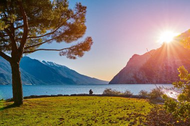 Riva del Garda 'da güzel ve renkli bir sonbahar, Garda Gölü dağlarla çevrili, Trentino Alto Adige bölgesi, Lago di garda, İtalya