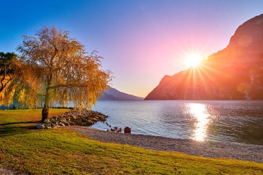 Riva del Garda 'da güzel ve renkli bir sonbahar, Garda Gölü dağlarla çevrili, Trentino Alto Adige bölgesi, Lago di garda, İtalya