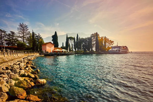 Bel Automne Coloré Riva Del Garda Lac Garde Entouré Montagnes — Photo