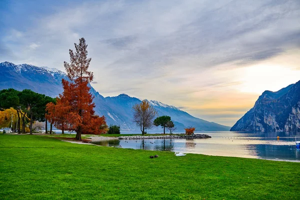 Gyönyörű és színes ősz Riva del Garda, Garda-tó surr — Stock Fotó