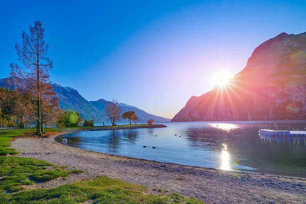 Riva Del Garda Güzel Renkli Bir Sonbahar Garda Gölü Dağlarla — Stok fotoğraf