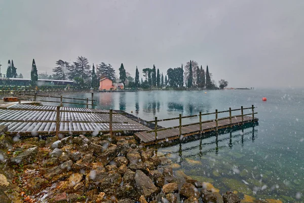 View Beautiful Lake Garda Surrounded Mountains Riva Del Garda Town — стоковое фото