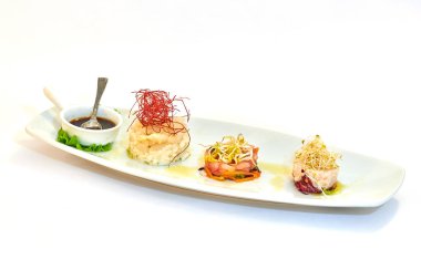 Karışık çiğ balık, istiridye ve karides.