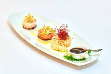 Karışık çiğ balık, istiridye ve karides.