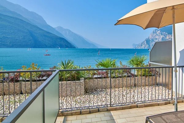 Palubní Židle Balkóně Lake Garda Létě Pohled Krásné Jezero Garda — Stock fotografie
