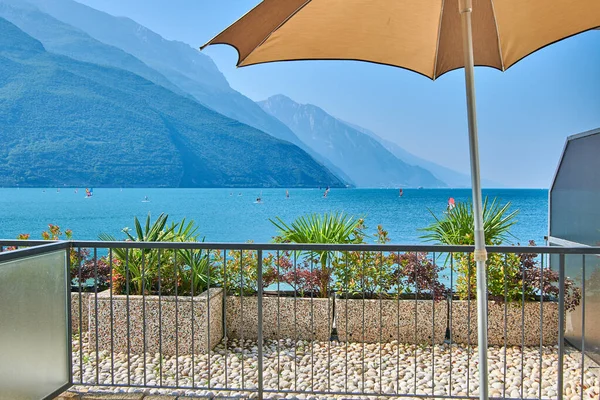 Palubní Židle Balkóně Lake Garda Létě Pohled Krásné Jezero Garda — Stock fotografie