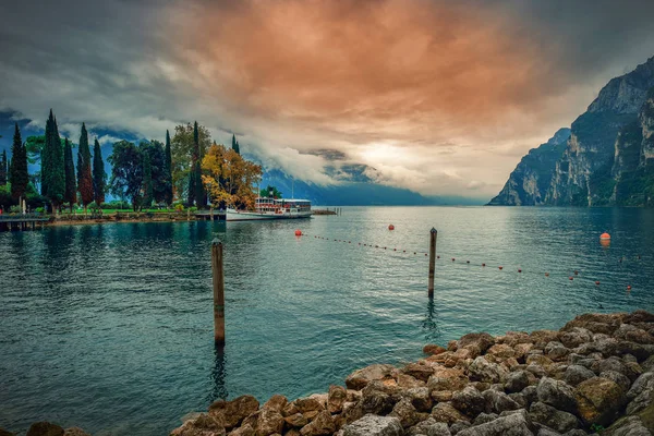 Hermoso Colorido Otoño Riva Del Garda Lago Garda Rodeado Montañas —  Fotos de Stock