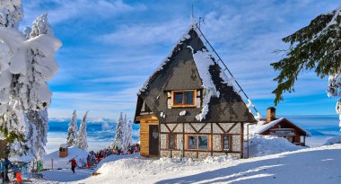 Poiana Brasov, Romanya -16 Ocak 2019: ahşap chalets ve kış sezonu üzerinde karla kaplı orman çam muhteşem Kayak pistleri Karpatlar, Poiana Brasov, Transilvanya, Romanya, Avrupa,
