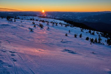 Kış sisli Karpatlar 'daki muhteşem kayak yamaçlarının üzerinden uçmak, karla kaplı kayak yamacı Whit Ormanı üzerindeki Panoramik manzara, Transilvanya' daki kayak merkezi,