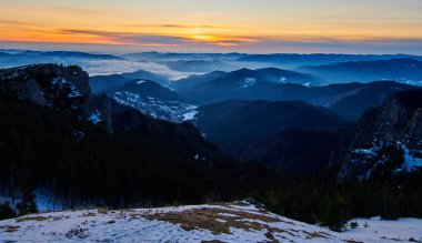 Kış mevsiminde gün batımında Ceahlu Dağları Ulusal Parkı 'ndan manzara, Ceahlau Dağları' nda günbatımı