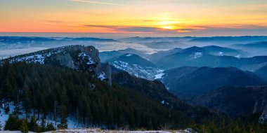 Kış mevsiminde gün batımında Ceahlu Dağları Ulusal Parkı 'ndan manzara, Ceahlau Dağları' nda günbatımı