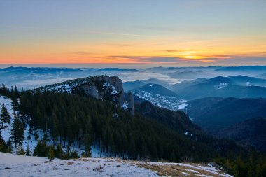 Kış mevsiminde gün batımında Ceahlu Dağları Ulusal Parkı 'ndan manzara, Ceahlau Dağları' nda günbatımı