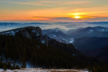 Kış mevsiminde gün batımında Ceahlu Dağları Ulusal Parkı 'ndan manzara, Ceahlau Dağları' nda günbatımı