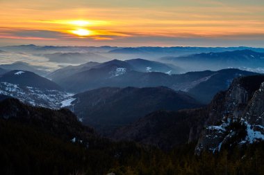 Kış mevsiminde gün batımında Ceahlu Dağları Ulusal Parkı 'ndan manzara, Ceahlau Dağları' nda günbatımı