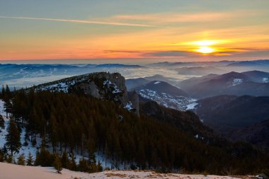 Kış mevsiminde gün batımında Ceahlu Dağları Ulusal Parkı 'ndan manzara, Ceahlau Dağları' nda günbatımı
