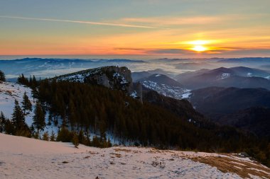 Kış mevsiminde gün batımında Ceahlu Dağları Ulusal Parkı 'ndan manzara, Ceahlau Dağları' nda günbatımı
