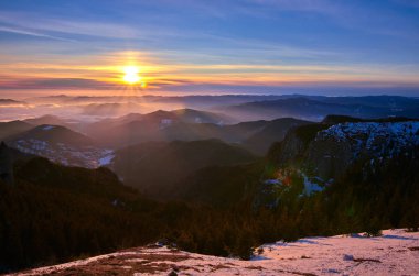 Kış mevsiminde gün batımında Ceahlu Dağları Ulusal Parkı 'ndan manzara, Ceahlau Dağları' nda günbatımı